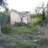 All�altezza di una decadente costruzione troviamo un passaggio...